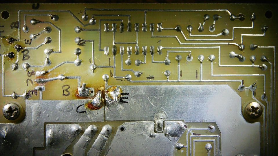 Traces side